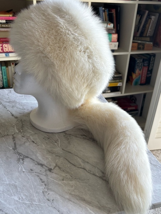 EUC IL TRENINO Luxurious White Fur Hat Womens Made in an Italy. Size S